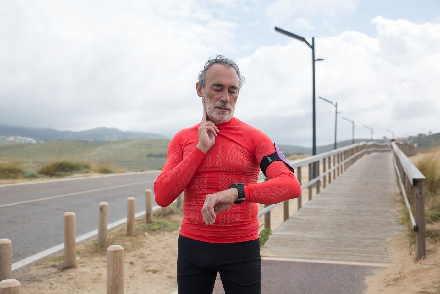 Hombre de unos 60 años con ropa deportiva junto al mar