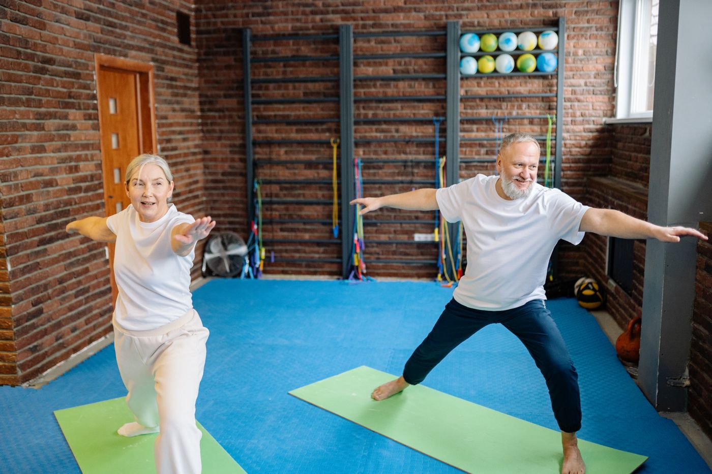 Pareja madura haciendo ejercicio en un gimnasio