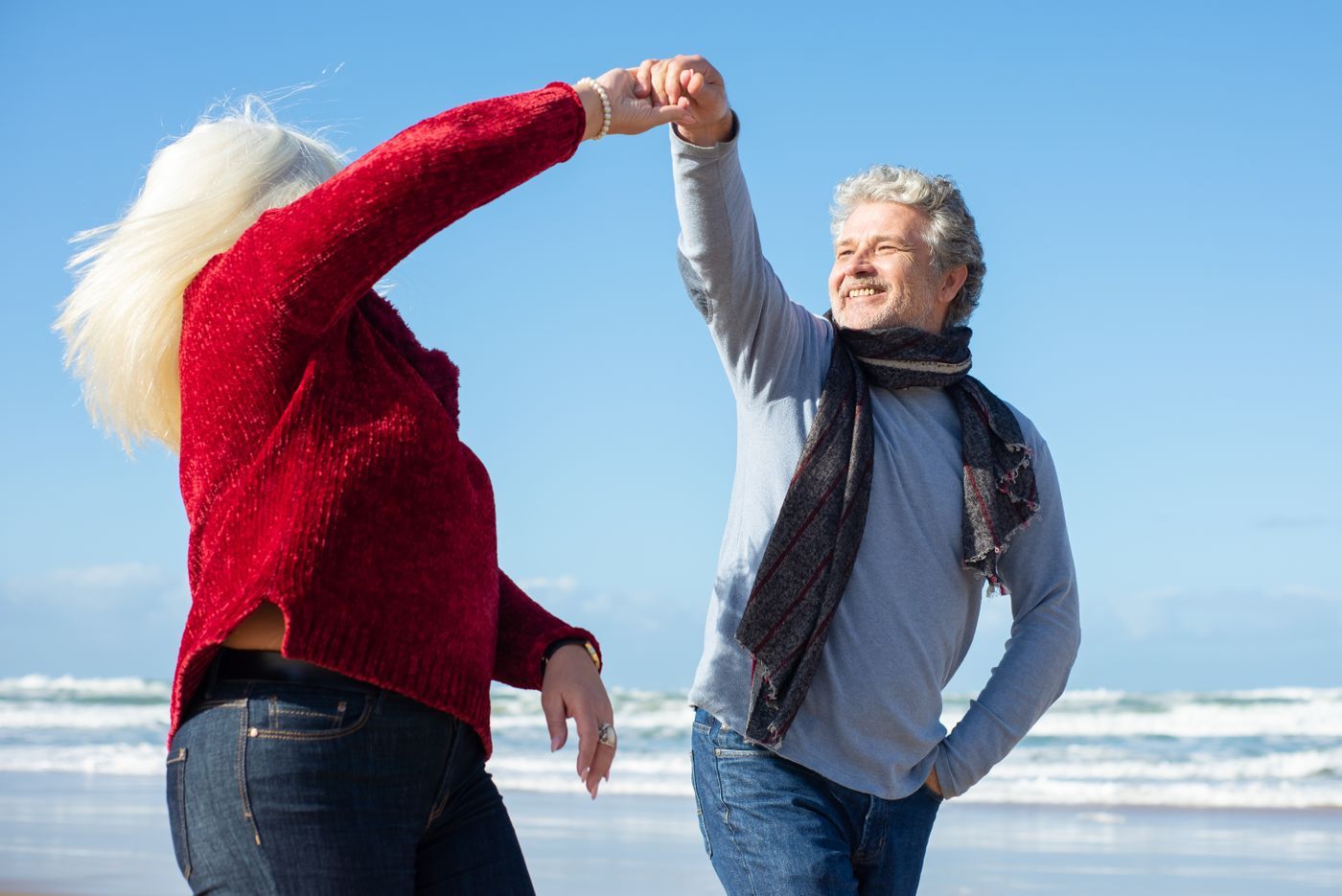 Pareja de unos 60 años bailando en la playa